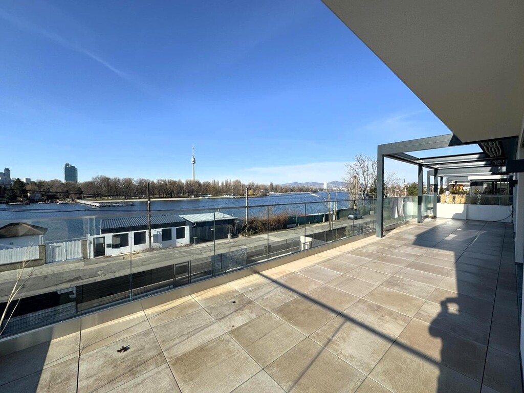 Terrasse mit Pergola und Windwächter