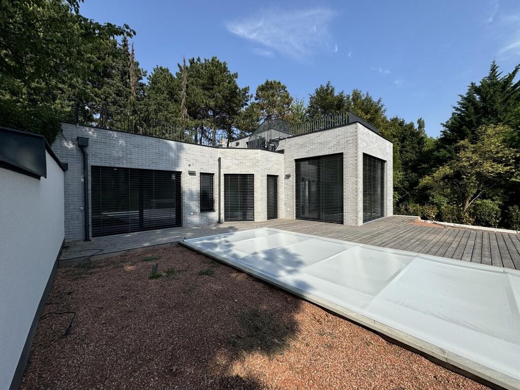 südseitiger Eigengarten mit Outdoorpool