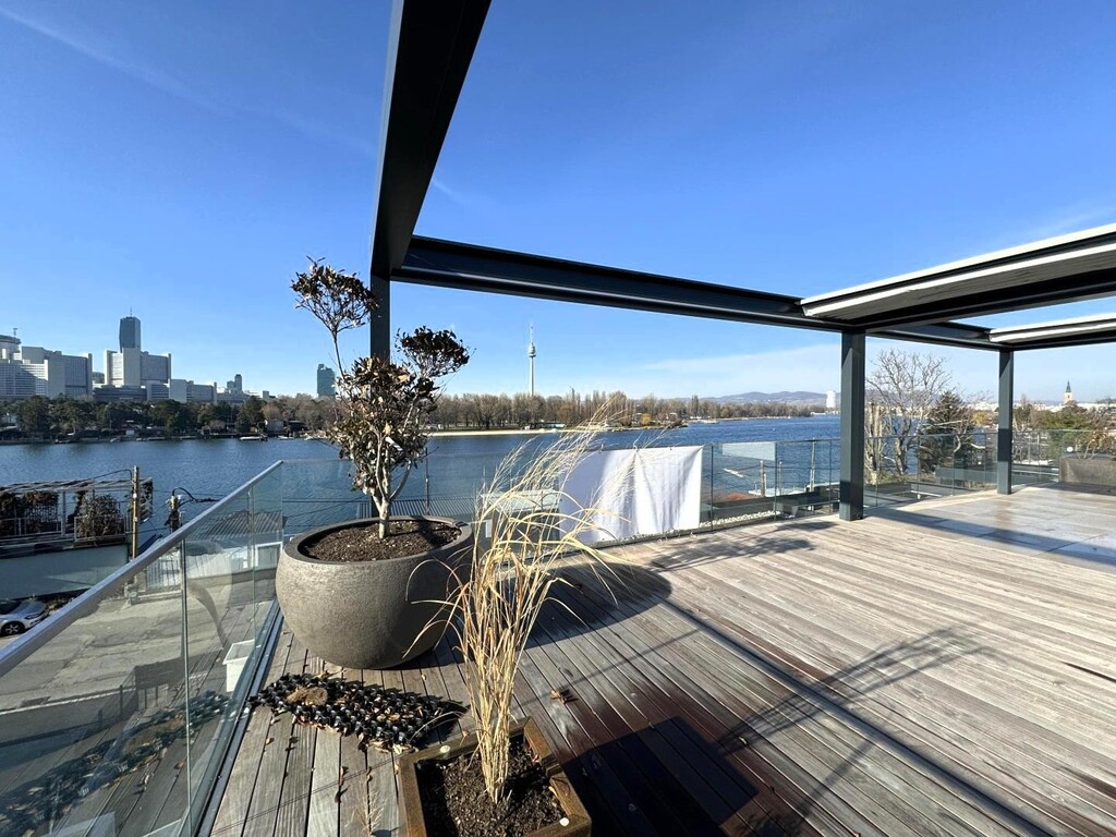 Dachgeschoss-Terrasse mit Blick übers Wasser u.UNO