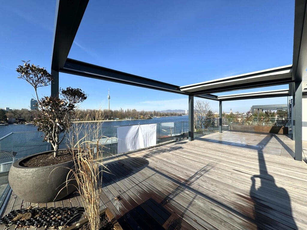 Dachgeschoss-Terrasse mit Blick übers Wasser u.UNO