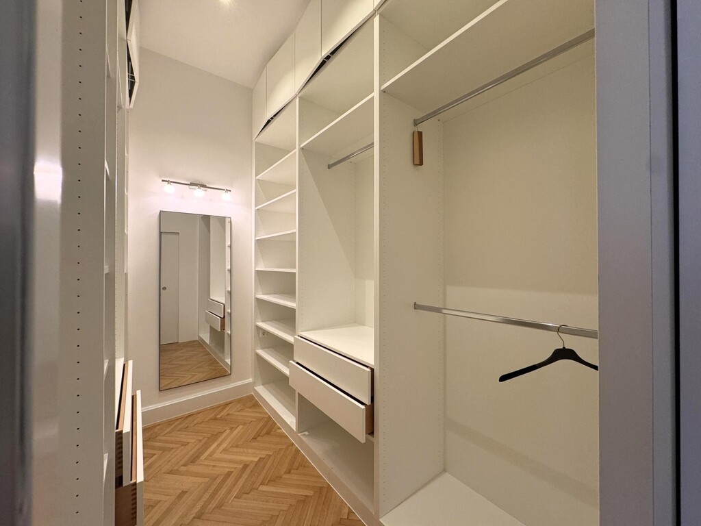 Masterbed mit Garderobe und Bad en Suite