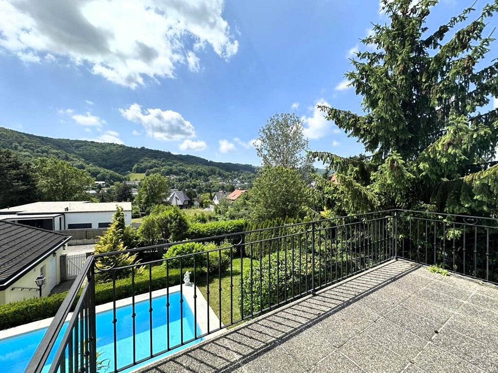 Terrasse-Wohnebene/Abgang zum Outdoor-Pool