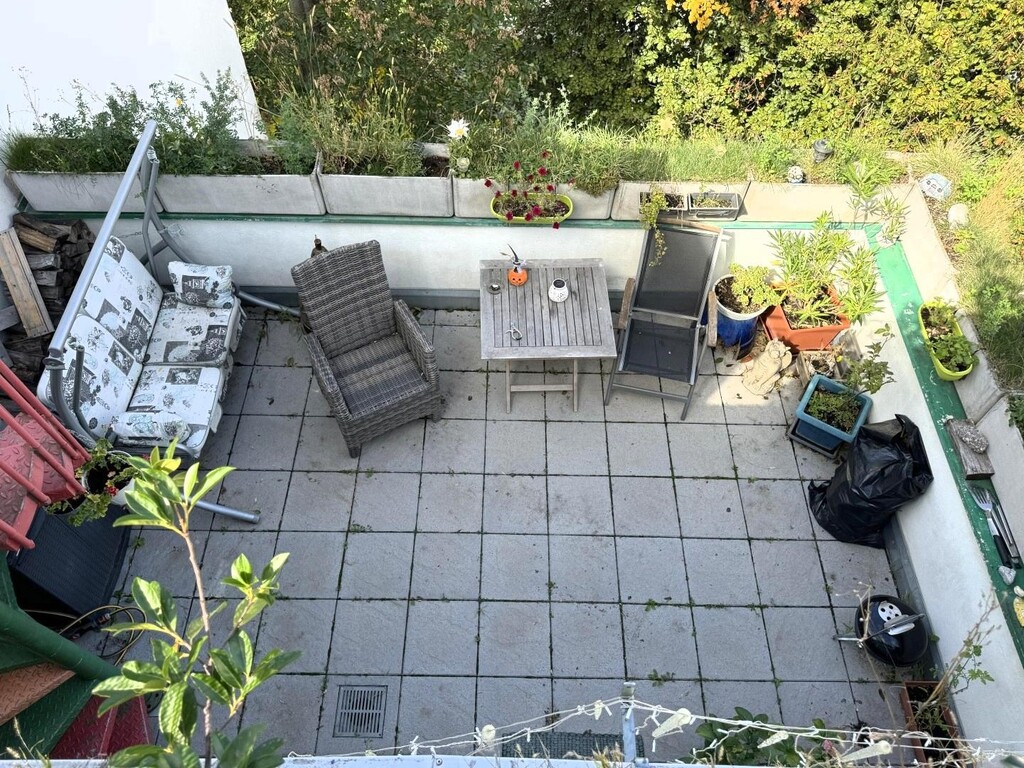 Blick auf die Terrasse 1 von 2