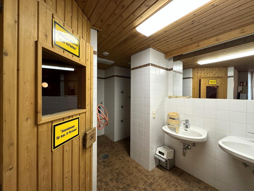 Gemeinschaftssauna/finnische Sauna mit Dusche