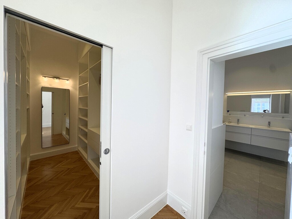 Masterbed mit Garderobe und Bad en Suite