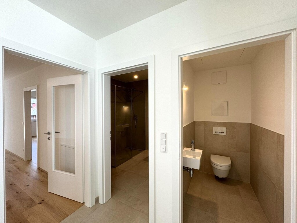 Wohnungseingang, Blick ins Gäste-WC, Bad und SZ