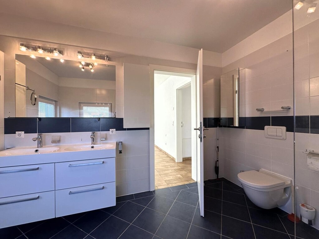 en Suite Bad mit Wanne, DU, WB, WC + Handtuchtrock