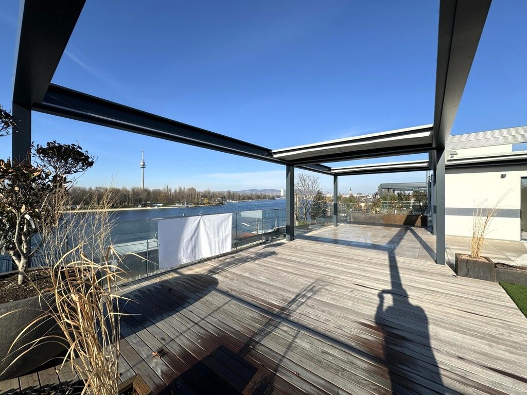 Dachgeschoss-Terrasse mit Blick übers Wasser u.UNO