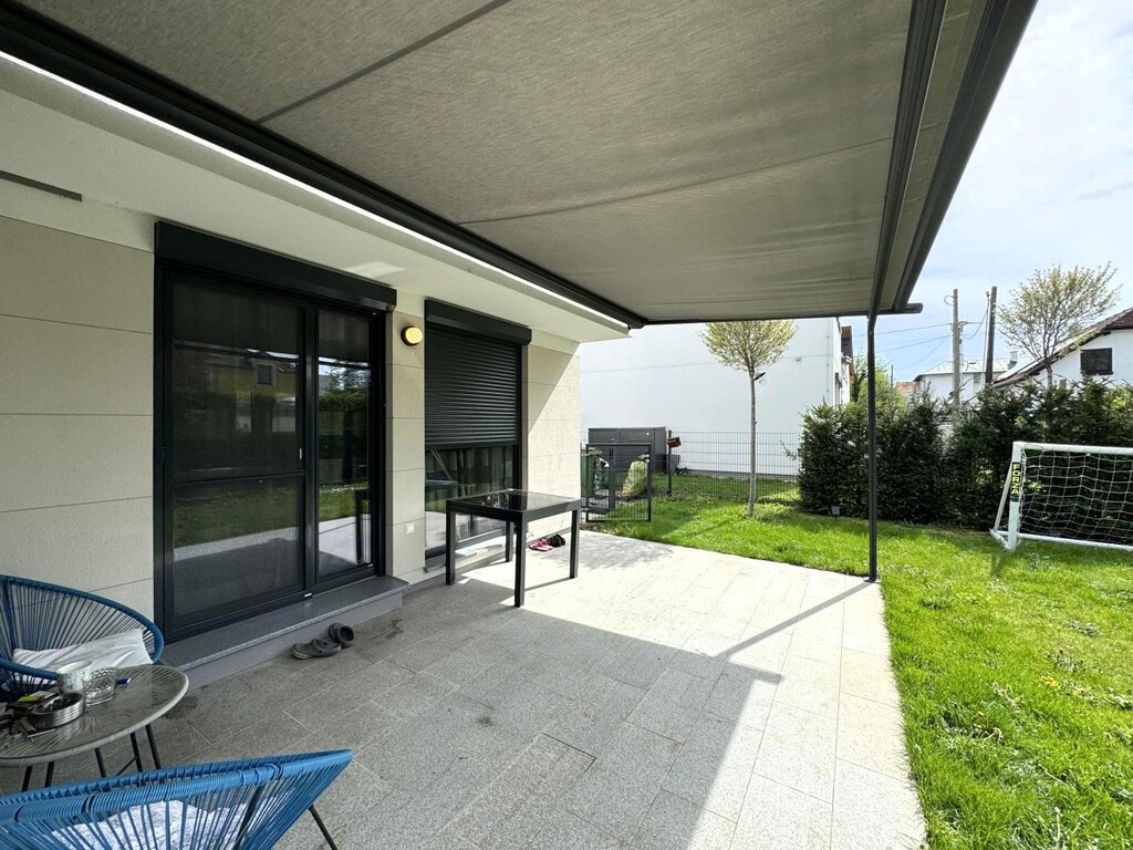 Gartenterrasse überdacht von einer Pergola