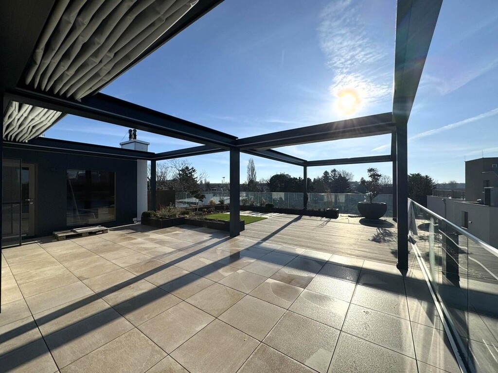 Dachgeschoss-Terrasse mit Blick übers Wasser u.UNO