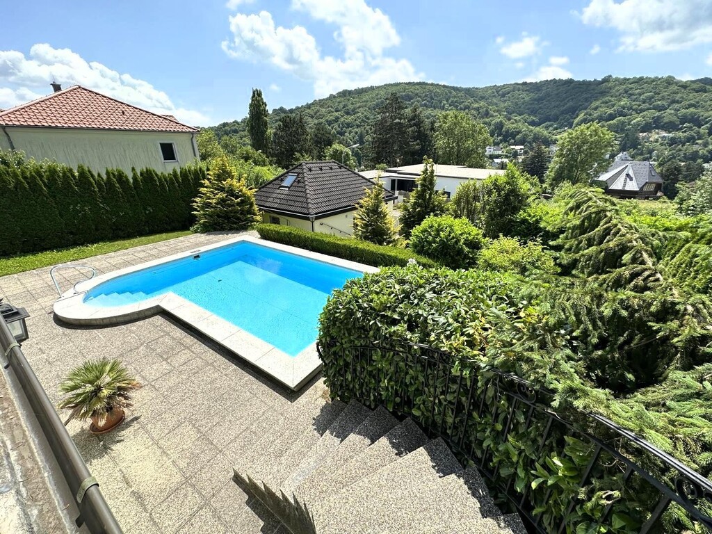 Abgang von der Terrasse Wohnebene zum Outdoor-Pool