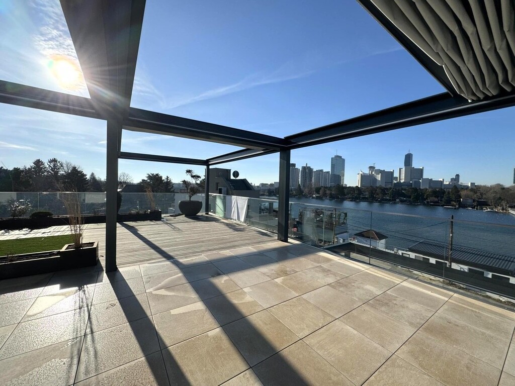 Dachgeschoss-Terrasse mit Blick übers Wasser u.UNO