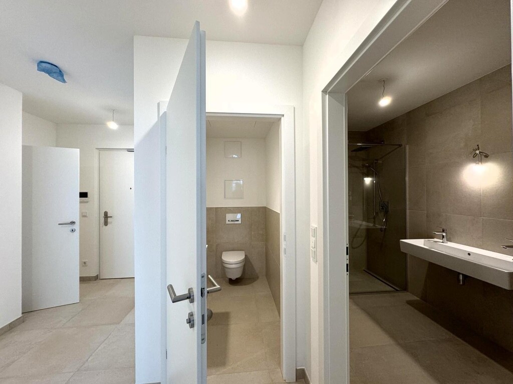 Wohnungseingang, Blick ins Gäste-WC und Bad