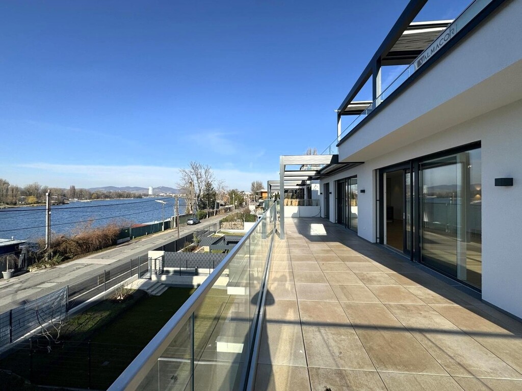 Terrasse mit Pergola und Windwächter